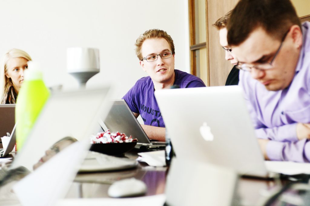 Tekniikka on läheisesti läsnä Akavan opiskelijoiden kokoustaessa. Kuva: Ida Pimenoff.