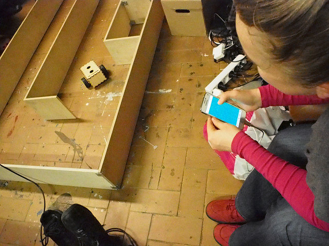 Robottia ohjataan puhelimella, vaan ei yksin. Ellei satu olemaan robotin luoja. Kuva: Helsinki Hack Lab